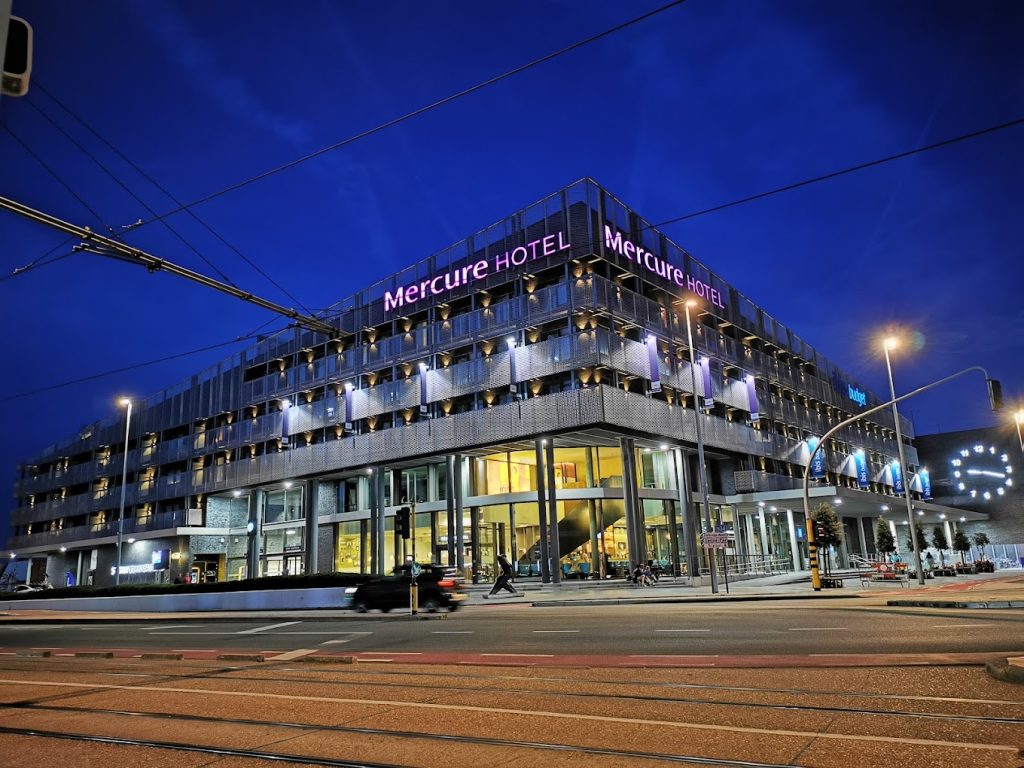 dichtbij-treinstation-uitzicht-op-stad-belgische-kust-vakantie-blankenberge-strand-zeebrugge