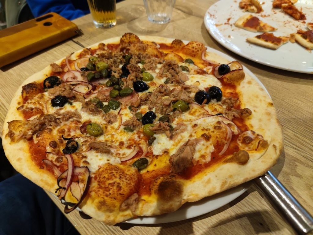 tomatensaus-vegetarische-pizza-vegan-pizza-lekker-italiaans-ambachtelijke-pizza-culinair